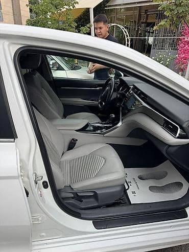 Белый седан с просторным салоном, отделанным светлой кожей и тканью. В at lalafo.kg Белый седан с просторным салоном, отделанным светлой кожей и тканью. В