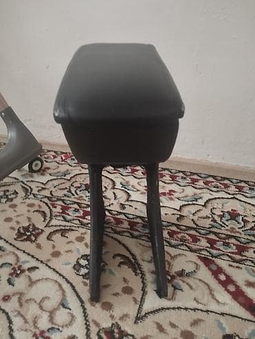 Подлокотник Toyota, цвет - Черный, Б/у, Самовывоз at lalafo.kg Подлокотник Toyota, цвет - Черный, Б/у, Самовывоз