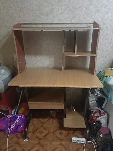 Бычуучу столдор: Компьютердик үстөлү, Колдонулган, Текчелери бар lalafo.kg да — 1 Бычуучу столдор: Компьютердик үстөлү, Колдонулган, Текчелери бар — 1