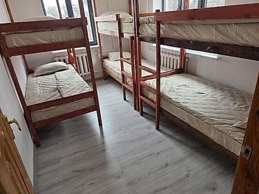 Общежитие/хостел: многоместная комната с двухъярусными деревянными at lalafo.kg Общежитие/хостел: многоместная комната с двухъярусными деревянными