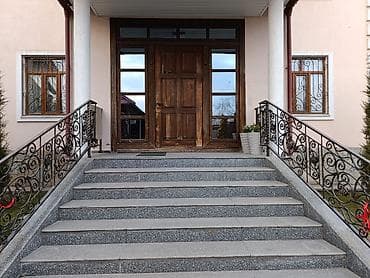 Двери для домов и квартир, Деревянная, Трехстворчатая, Со стеклом, цвет - Коричневый at lalafo.kg Двери для домов и квартир, Деревянная, Трехстворчатая, Со стеклом, цвет - Коричневый