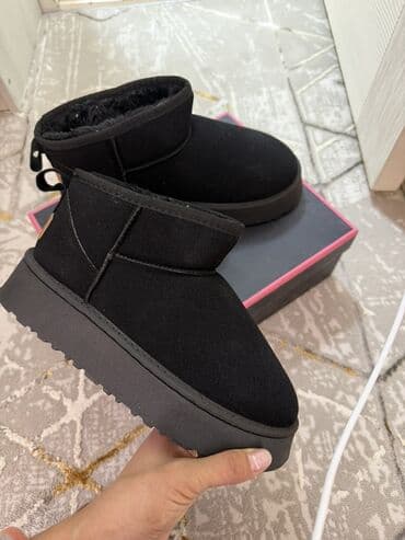 Уютные женские полусапожки-угги в черном цвете. - Силуэт at lalafo.kg Уютные женские полусапожки-угги в черном цвете. - Силуэт
