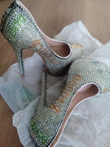 Продаю импортные абсолютно новые туфли со стразами очень красивые at lalafo.kg Продаю импортные абсолютно новые туфли со стразами очень красивые