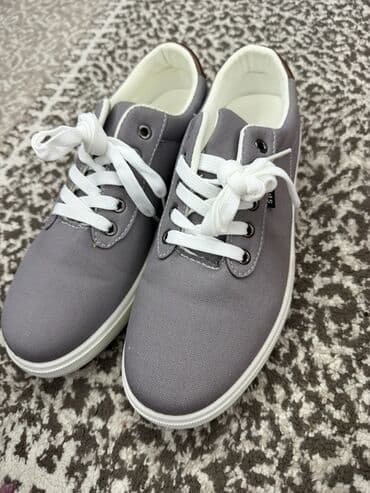 Серые кеды с шнуровкой - Верх: плотный текстиль серого цвета - at lalafo.kg Серые кеды с шнуровкой - Верх: плотный текстиль серого цвета -