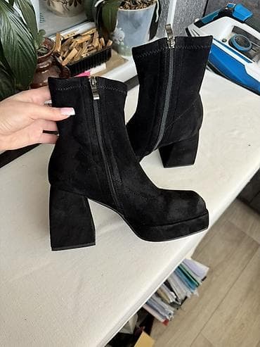 Черные женские ботильоны на устойчивом широком каблуке. - Материал at lalafo.kg Черные женские ботильоны на устойчивом широком каблуке. - Материал