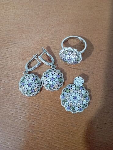 Новый комплект бижутерии с серебряным напылением, смотрится очень at lalafo.kg Новый комплект бижутерии с серебряным напылением, смотрится очень