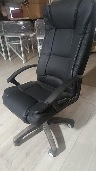 Офис столдору: Офис креслолор, Дөңгөлөктүү, түсү - Кара, Экокожа lalafo.kg да — 1 Офис столдору: Офис креслолор, Дөңгөлөктүү, түсү - Кара, Экокожа — 1