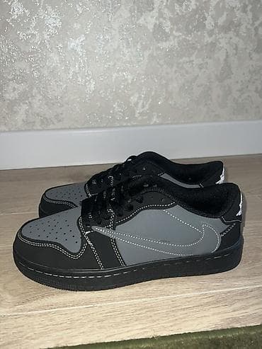 Кроссовки найк, цвет серый/черный Шнуровка классическая, плоские at lalafo.kg Кроссовки найк, цвет серый/черный Шнуровка классическая, плоские