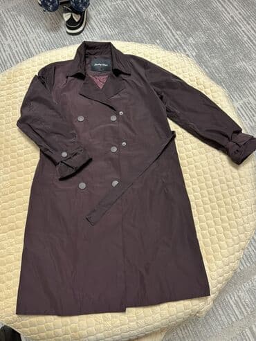 Двубортный плащ-тренч бордово-сливового оттенка. - Классический at lalafo.kg Двубортный плащ-тренч бордово-сливового оттенка. - Классический