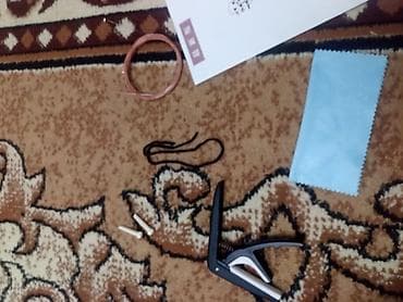 Акустическая гитара с комплектом аксессуаров В комплект входит: - at lalafo.kg Акустическая гитара с комплектом аксессуаров В комплект входит: -