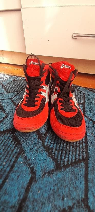 Мужские кроссовки, 40, Asics, Б/у, цвет - Красный, Самовывоз at lalafo.kg Мужские кроссовки, 40, Asics, Б/у, цвет - Красный, Самовывоз