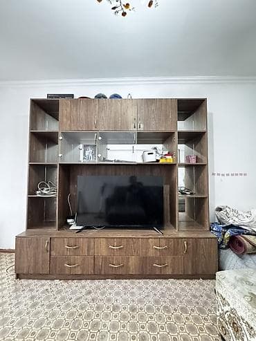 Стенка/горка для гостиной из ЛДСП под дерево. - Компоновка: тумба под lalafo.kg да — 4 Стенка/горка для гостиной из ЛДСП под дерево. - Компоновка: тумба под — 4