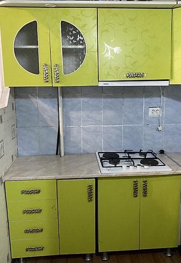 Кухонный гарнитур угловой, ярко‑зелёный с белыми корпусами и at lalafo.kg Кухонный гарнитур угловой, ярко‑зелёный с белыми корпусами и