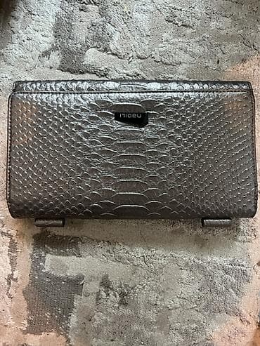 Клатч/сумка-конверт металлического оттенка с тиснением под рептилию at lalafo.kg Клатч/сумка-конверт металлического оттенка с тиснением под рептилию