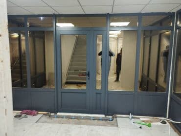 Металлопластиковая входная группа с двойными дверями и боковыми at lalafo.kg Металлопластиковая входная группа с двойными дверями и боковыми