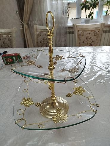 Двухъярусная сервировочная этажерка - Материал полок: прозрачное at lalafo.kg Двухъярусная сервировочная этажерка - Материал полок: прозрачное