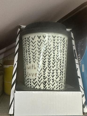 Керамическая кружка белого цвета с черным силиконовым чехлом-крышкой at lalafo.kg Керамическая кружка белого цвета с черным силиконовым чехлом-крышкой