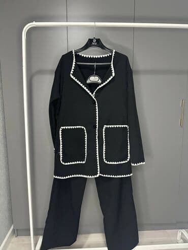 Двухпредметный женский костюм в черном цвете с контрастной белой at lalafo.kg Двухпредметный женский костюм в черном цвете с контрастной белой