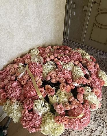 Большая композиция из свежесрезанных цветов в подарочной at lalafo.kg Большая композиция из свежесрезанных цветов в подарочной