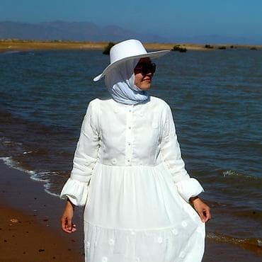 Белое женское платье в скромном стиле - Свободный А-силуэт с ярусной at lalafo.kg Белое женское платье в скромном стиле - Свободный А-силуэт с ярусной