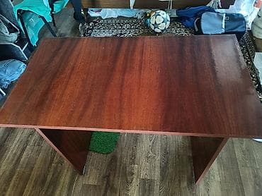 Компактный письменный/компьютерный стол из ЛДСП с глянцевым покрытием at lalafo.kg Компактный письменный/компьютерный стол из ЛДСП с глянцевым покрытием