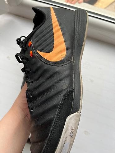 Футбольные бутсы/кроссовки для зала (футзал) Nike. - Серия: Nike at lalafo.kg Футбольные бутсы/кроссовки для зала (футзал) Nike. - Серия: Nike