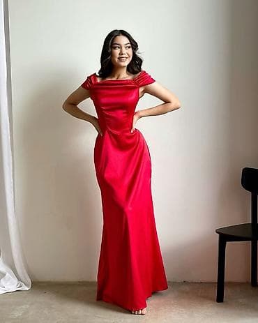 Вечернее платье в пол из атласной ткани насыщенного красного цвета at lalafo.kg Вечернее платье в пол из атласной ткани насыщенного красного цвета