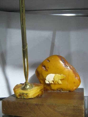 Прибор письменный. Украшен двумя образцами натурального балтийского at lalafo.kg Прибор письменный. Украшен двумя образцами натурального балтийского