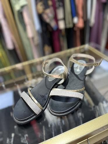 Женские сандалии с ремешком на щиколотке Натуральная кожа. - Цвет at lalafo.kg Женские сандалии с ремешком на щиколотке Натуральная кожа. - Цвет