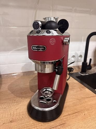 Рожковая кофеварка De’Longhi Dedica (красная) - Компактный корпус в at lalafo.kg Рожковая кофеварка De’Longhi Dedica (красная) - Компактный корпус в