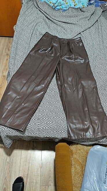 Женские брюки из экокожи, цвет — тёмно‑коричневый. Прямой свободный at lalafo.kg Женские брюки из экокожи, цвет — тёмно‑коричневый. Прямой свободный