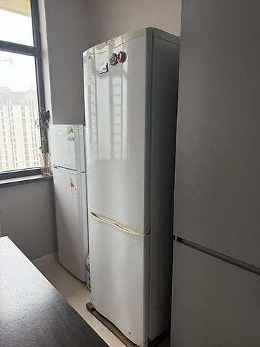 Двухкамерный холодильник с нижней морозильной камерой. - Цвет: белый at lalafo.kg Двухкамерный холодильник с нижней морозильной камерой. - Цвет: белый