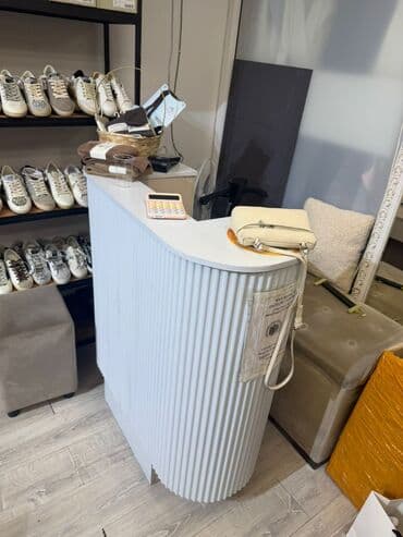 Ресепшен кронштейн пуфики раздевалки все продается! Торговая стойка с at lalafo.kg Ресепшен кронштейн пуфики раздевалки все продается! Торговая стойка с