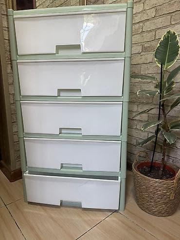 Кийим үчүн комоддор: Пластиковый комод с пятью выдвижными ящиками белого цвета и салатовым lalafo.kg да — 1 Кийим үчүн комоддор: Пластиковый комод с пятью выдвижными ящиками белого цвета и салатовым — 1