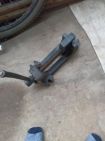 Тиски винтовые тяжелые (слесарно-станочные) - Массивный at lalafo.kg Тиски винтовые тяжелые (слесарно-станочные) - Массивный