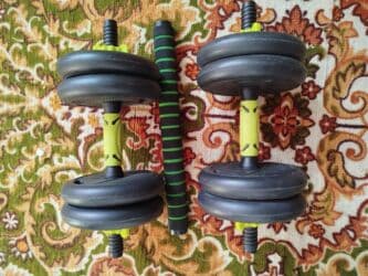 Продаю гантели которые собираются в штангу вес в общем 10кг на одну at lalafo.kg Продаю гантели которые собираются в штангу вес в общем 10кг на одну