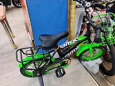 Детский велосипед BMX (примерно 12–14"), ярко‑зелёный с черной рамой at lalafo.kg Детский велосипед BMX (примерно 12–14"), ярко‑зелёный с черной рамой