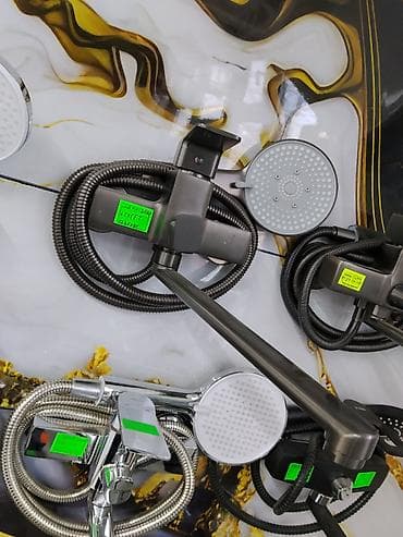 Смеситель для ванны с душевым комплектом. Особенности: - Настенный at lalafo.kg Смеситель для ванны с душевым комплектом. Особенности: - Настенный