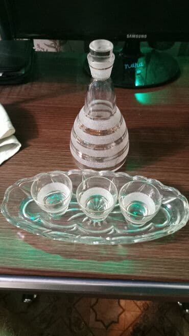 Продаю советский набор посуды - графин, 3 рюмки и селедочница. Все в at lalafo.kg Продаю советский набор посуды - графин, 3 рюмки и селедочница. Все в