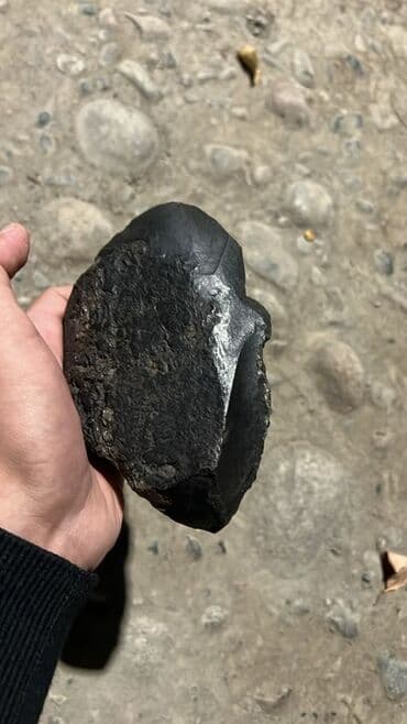 Метеоритоподобный камень (плотный, темный, с плавленой коркой) at lalafo.kg Метеоритоподобный камень (плотный, темный, с плавленой коркой)