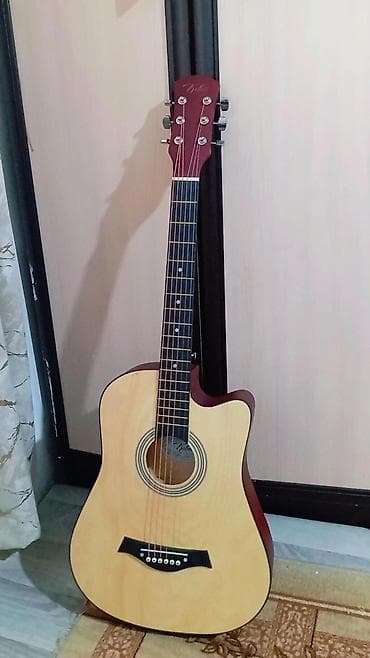 Акустическая гитара с вырезом (cutaway) формата дредноут at lalafo.kg Акустическая гитара с вырезом (cutaway) формата дредноут