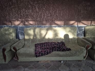 Мягкий комплект мебели: диван и два кресла б/у. Самовывоз.Бесплатно at lalafo.kg Мягкий комплект мебели: диван и два кресла б/у. Самовывоз.Бесплатно