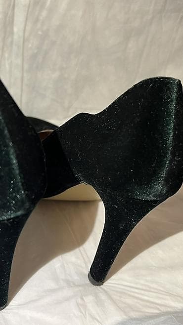 Туфли-лодочки на каблуке из бархатного материала - Цвет: темный at lalafo.kg Туфли-лодочки на каблуке из бархатного материала - Цвет: темный