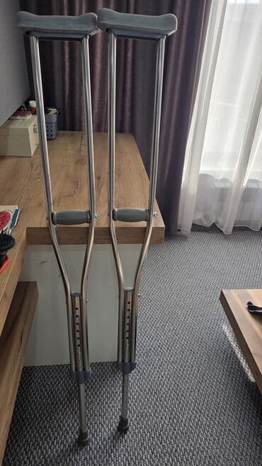 Подмышечные костыли, пара. - Материал: легкий металл (алюминий/сталь at lalafo.kg Подмышечные костыли, пара. - Материал: легкий металл (алюминий/сталь