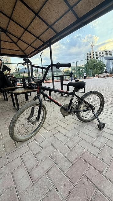 Детский велосипед BMX-стиля, черный, с дополнительными боковыми lalafo.kg да Детский велосипед BMX-стиля, черный, с дополнительными боковыми