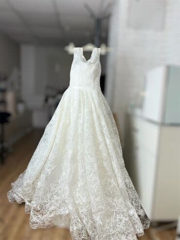 Свадебное платье, Alessandra Rinaudo, One size, Со шлейфом, А-силуэт, Италия, Кружево, Новый at lalafo.kg Свадебное платье, Alessandra Rinaudo, One size, Со шлейфом, А-силуэт, Италия, Кружево, Новый