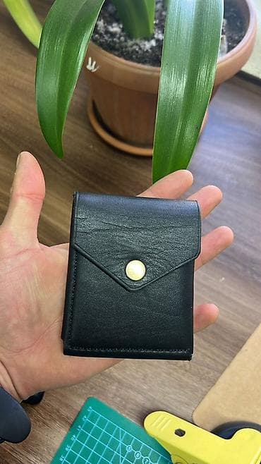 Компактный кожаный кардхолдер-кошелек - Материал: натуральная кожа at lalafo.kg Компактный кожаный кардхолдер-кошелек - Материал: натуральная кожа