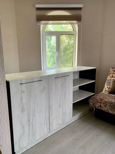 Комод цельный из двух секций. На левой части шкаф платяной. Справа at lalafo.kg Комод цельный из двух секций. На левой части шкаф платяной. Справа