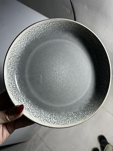 Керамическая тарелка глубокая, серо-графитового цвета с эффектной at lalafo.kg Керамическая тарелка глубокая, серо-графитового цвета с эффектной