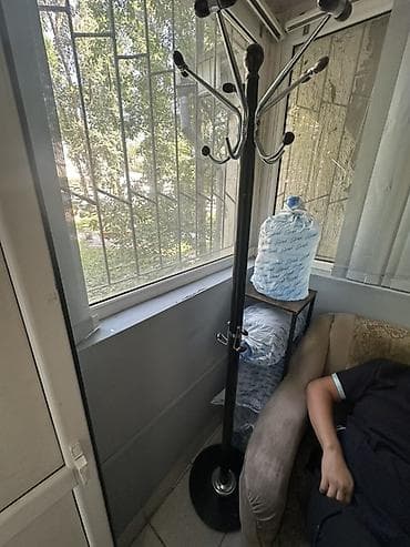 Напольная вешалка для одежды - Тип: стойка-вешалка на ножке - at lalafo.kg Напольная вешалка для одежды - Тип: стойка-вешалка на ножке -
